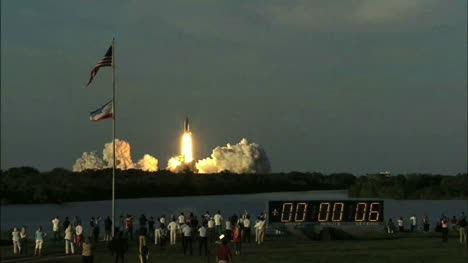 Space-Shuttle-Launch-with-Spectators