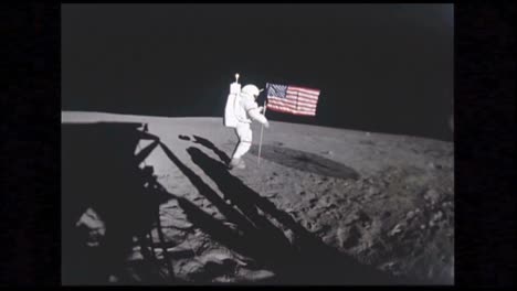 Astronaut-Mit-Amerikanischer-Flagge-Auf-Dem-Mond