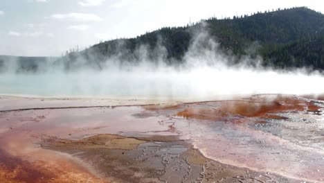 Yellowstone-Geyser-Pool-