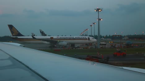 Flugzeug-Rollt-Am-Flughafen-Changi