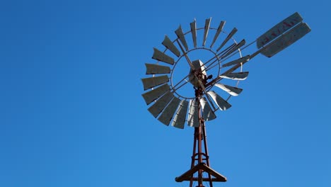 Windmühle-Auf-Dem-Bauernhof