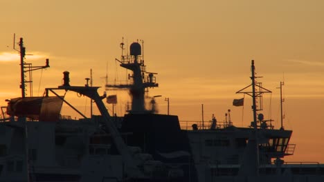 Schiffe,-Die-Bei-Sonnenuntergang-Ankommen