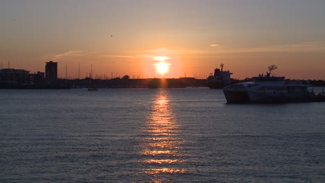 Sonnenuntergang-über-Dem-Hafen-Von-Portsmouth