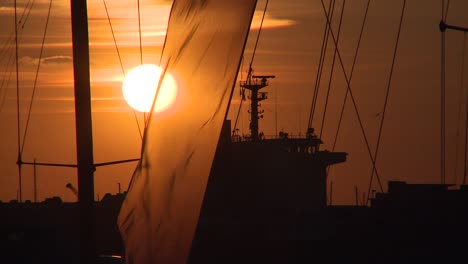 Sonnenuntergang-über-Yachten
