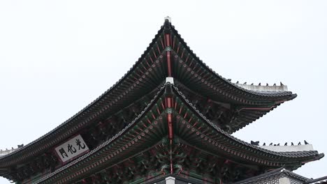 Teil-Eines-Daches-Im-Gyeongbok-Palast,-Seoul