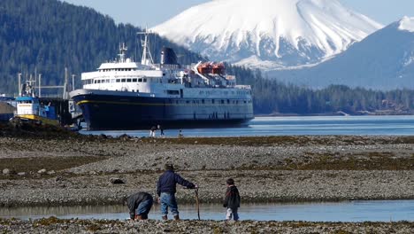 Ferry-atracado-en-Alaska