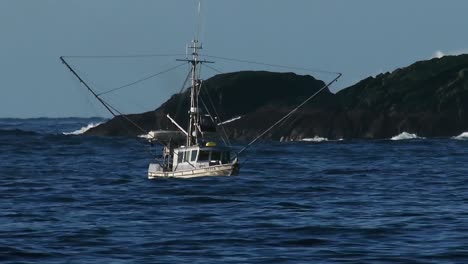 Barco-de-pesca-en-agua-picada