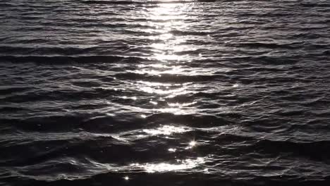 Reflejos-de-luz-solar-sobre-el-agua