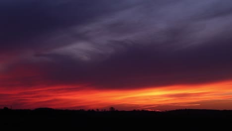 Sonnenuntergang-über-Ackerland-Zeitraffer
