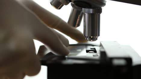 Wissenschaftler-Mit-Mikroskop