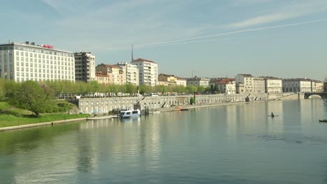 Turin,-Italien---Fluss-Po-Und-Gebäude