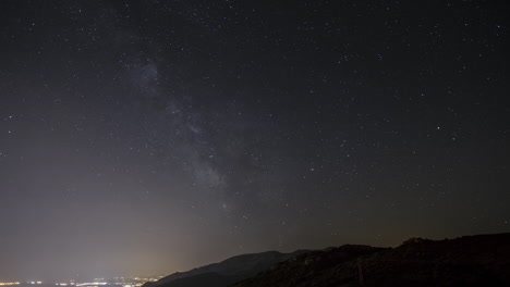 Time-lapse-Milky-Way-Over-Mountains