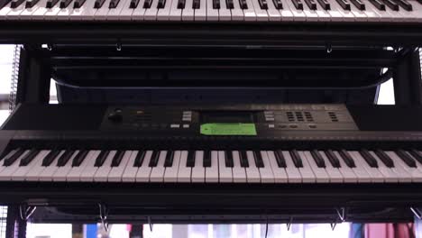 Keyboards-in-Música-Store
