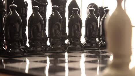 Juego-de-ajedrez-de-cerámica:-negro-opuesto-(Pull-Enfoque)