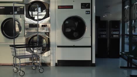 Clothes-Dryer-Laundromat