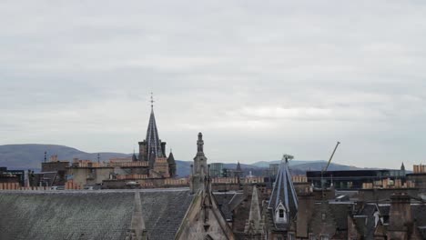 Kräne-Bewegen-Sich-Auf-Den-Dächern-Von-Edinburgh