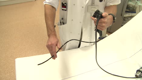 Doctor-demostrando-endoscopio
