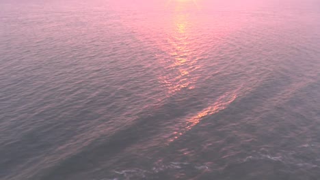 Ruhiges-Meer-Bei-Sonnenuntergang