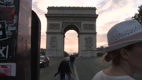 Tourist-at-Arc-de-Triomphe