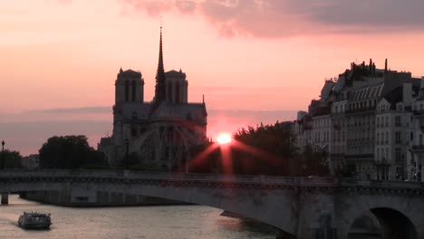 Notre-Dame-Bei-Sonnenuntergang
