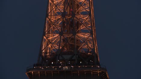 Aufzüge-Im-Eiffelturm