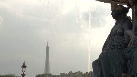 Eiffelturm-Und-Brunnen
