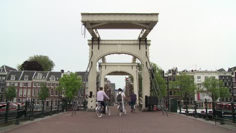 Magere-Brug-Tourists-Amsterdam