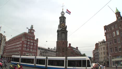 Amsterdam-Munttoren-con-bandera