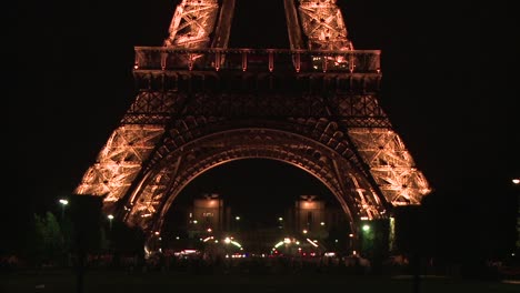 Eiffelturmbasis-Bei-Nacht