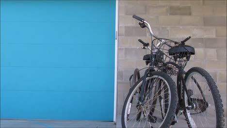Zwei-Fahrräder-Gegen-Wand