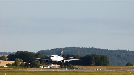 Lufthansa-Boeing-737-Aterrizaje