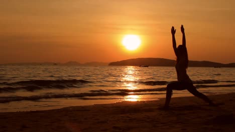 Yoga-Am-Strand-Bei-Sonnenuntergang