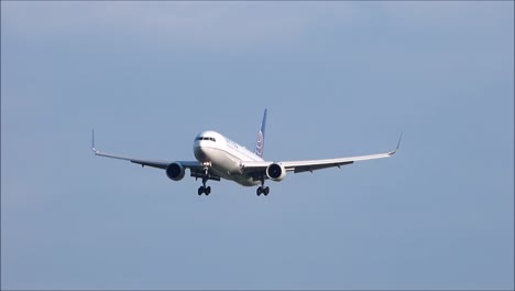 UA-Boeing-767-Landing