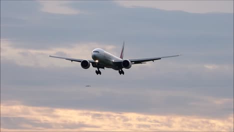 I-Boeing-777-Aterrizando