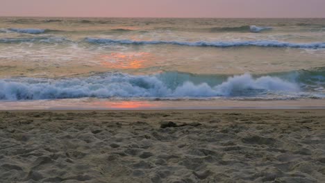 4K-Ocean-Waves-with-Reflection-of-Sun