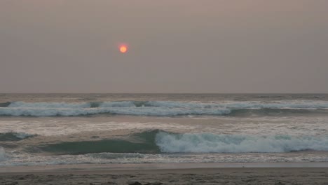 Zeitlupe-Meereswellen-Bei-Sonnenuntergang