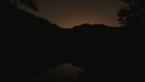 Time-lapse-de-estrellas-sobre-el-lago