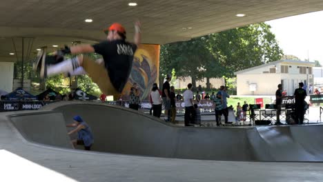 Vert-Skateboarder-at-a-Competition
