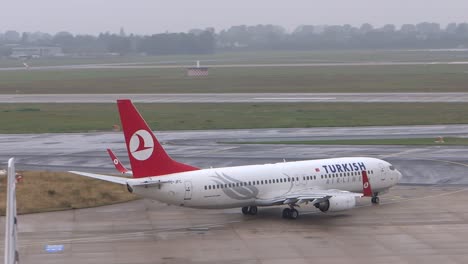 Turkish-Airlines-Plane-taxing