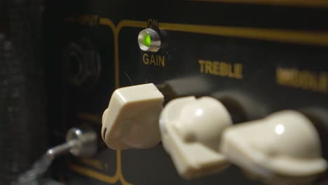 Gain-Level-on-a-Guitar-Amp