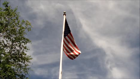 Poste-de-bandera-con-la-bandera-de-Estados-Unidos