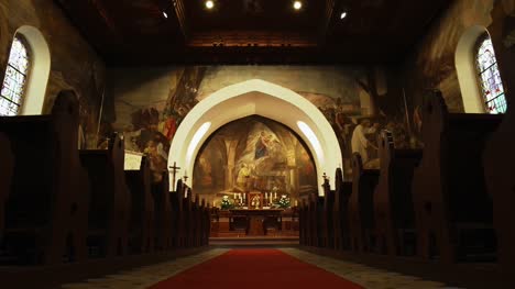 Kircheninnenraum-1