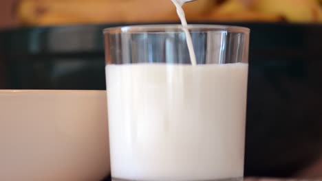 Glas-Milch-Einschenken