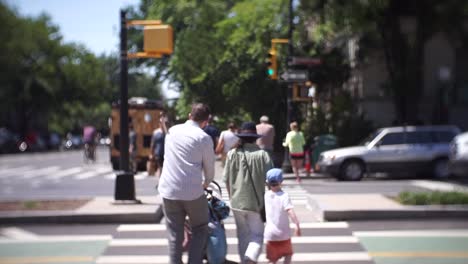 Familia-cruzando-la-calle-en-Brooklyn