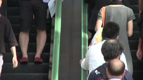 Menschen-Auf-Rolltreppen-In-Tokio
