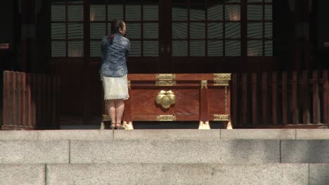 Woman-Praying-in-Temple
