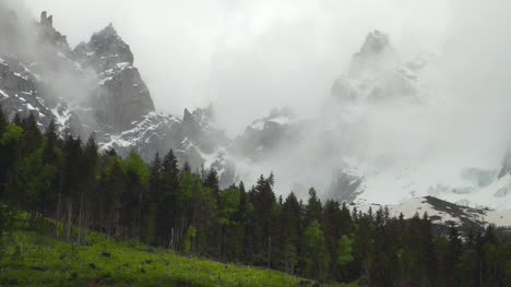 Mist-Covered-Mountain-Range