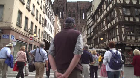 Turistas-en-el-centro-de-la-ciudad-de-Estrasburgo