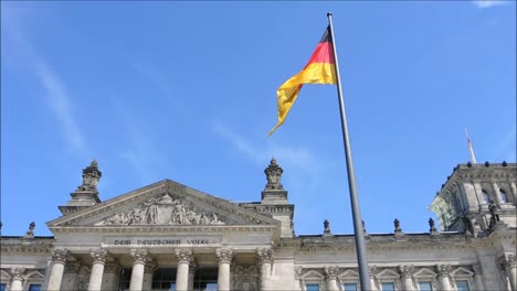 Bandera-alemana-frente-al-edificio-del-Reichstag