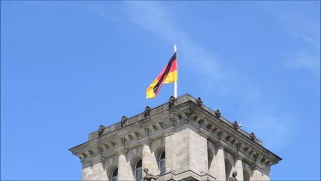 Bandera-alemana-cerca-del-Reichstag